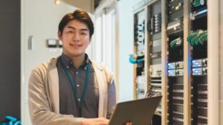 パソコンを持つ男性