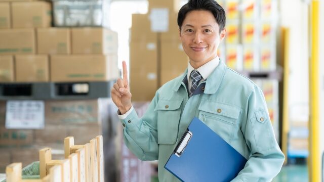 倉庫内で作業する男性