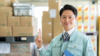 倉庫内で作業する男性