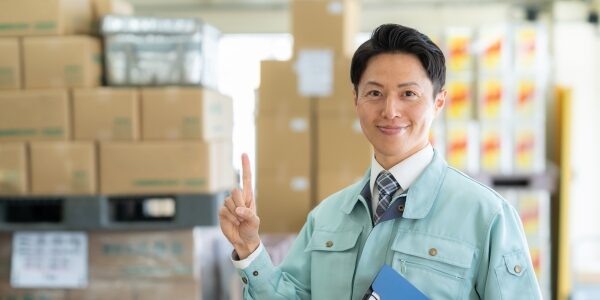 倉庫内で作業する男性