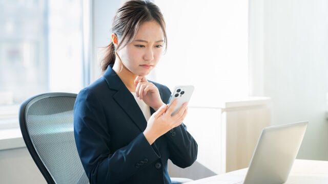 電話が繋がらず困っている女性