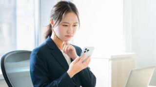 電話が繋がらず困っている女性