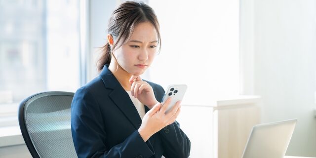 電話が繋がらず困っている女性