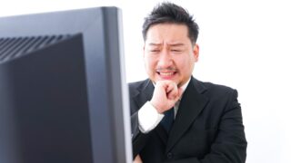 PCの前で困る男性