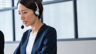 謝る女性オペレーター