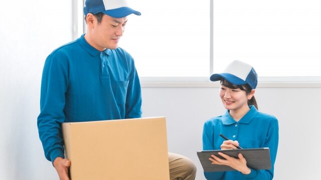 専門業者が荷物の確認をしている