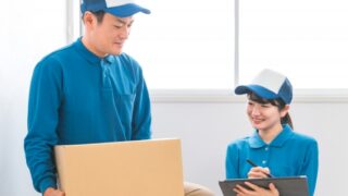 専門業者が荷物の確認をしている