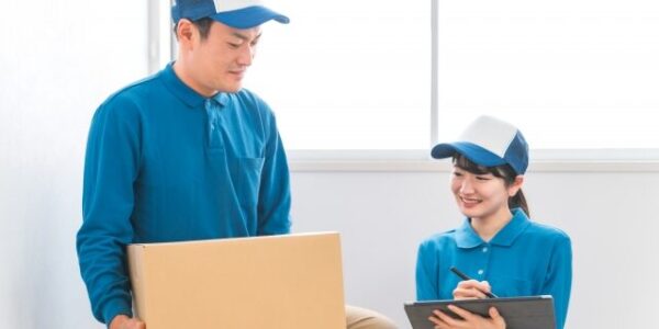 専門業者が荷物の確認をしている
