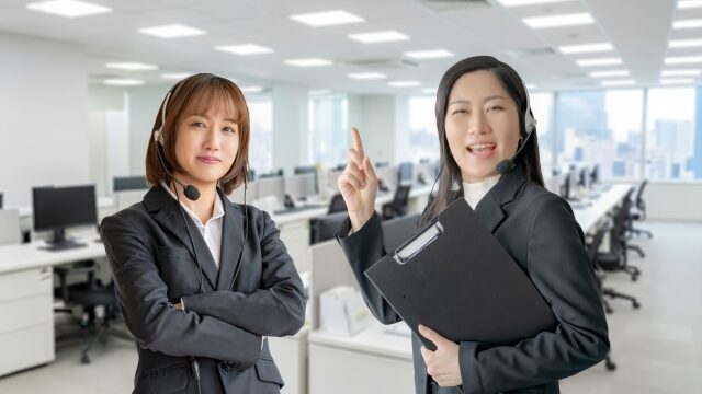 ２人の女性電話オペレーター
