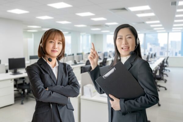 ２人の女性電話オペレーター