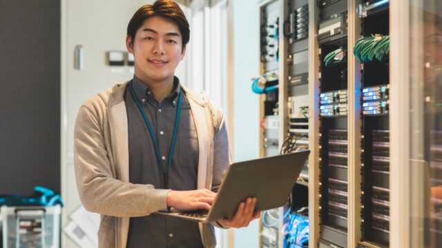 パソコンを持つ男性